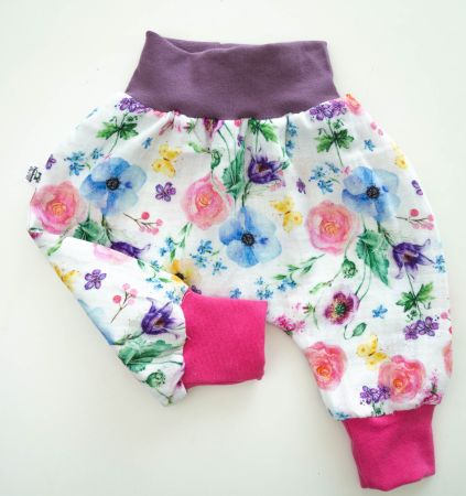 Sommer Pumphose aus Musselin mit Blumen 56/62 NEU