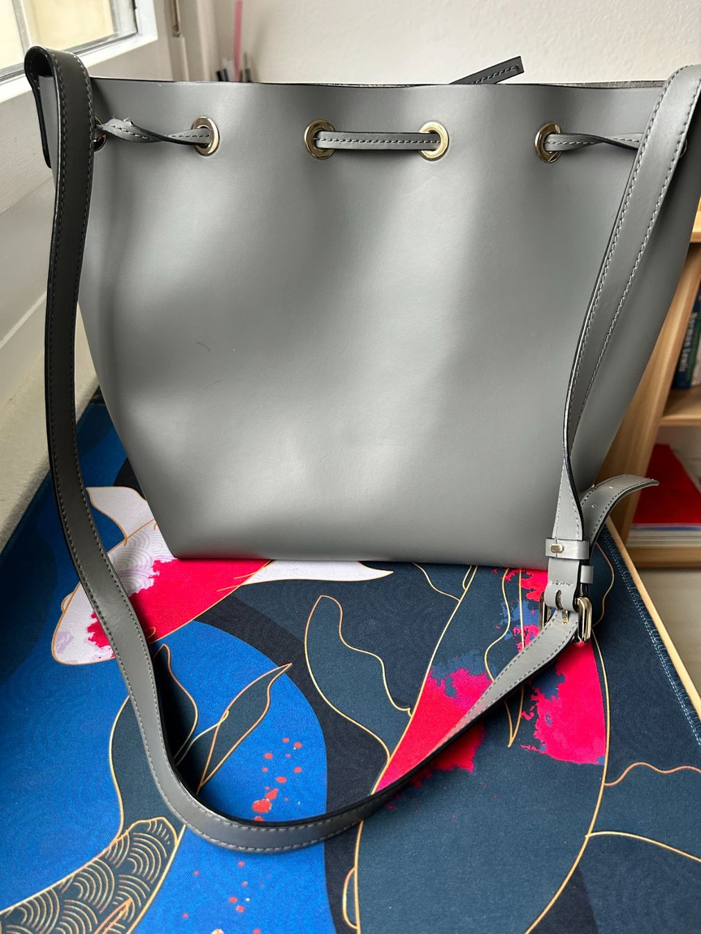 Borse da donna: Coccinelle Bucket Bag Gray – Usato da Schlieren venduto da dev_fg59 1