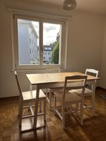 Schöner Tisch mit 4 Stühlen