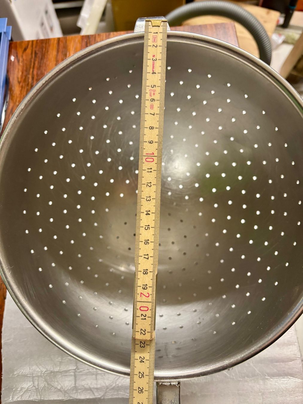 V-Zug Cucine complete: Grosses Professionelle Stangen Löchersieb – Usato da Ipsach venduto da Merlux 2