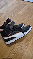 Puma Sneaker Schwarz/Weiß mit orangenen Akzenten