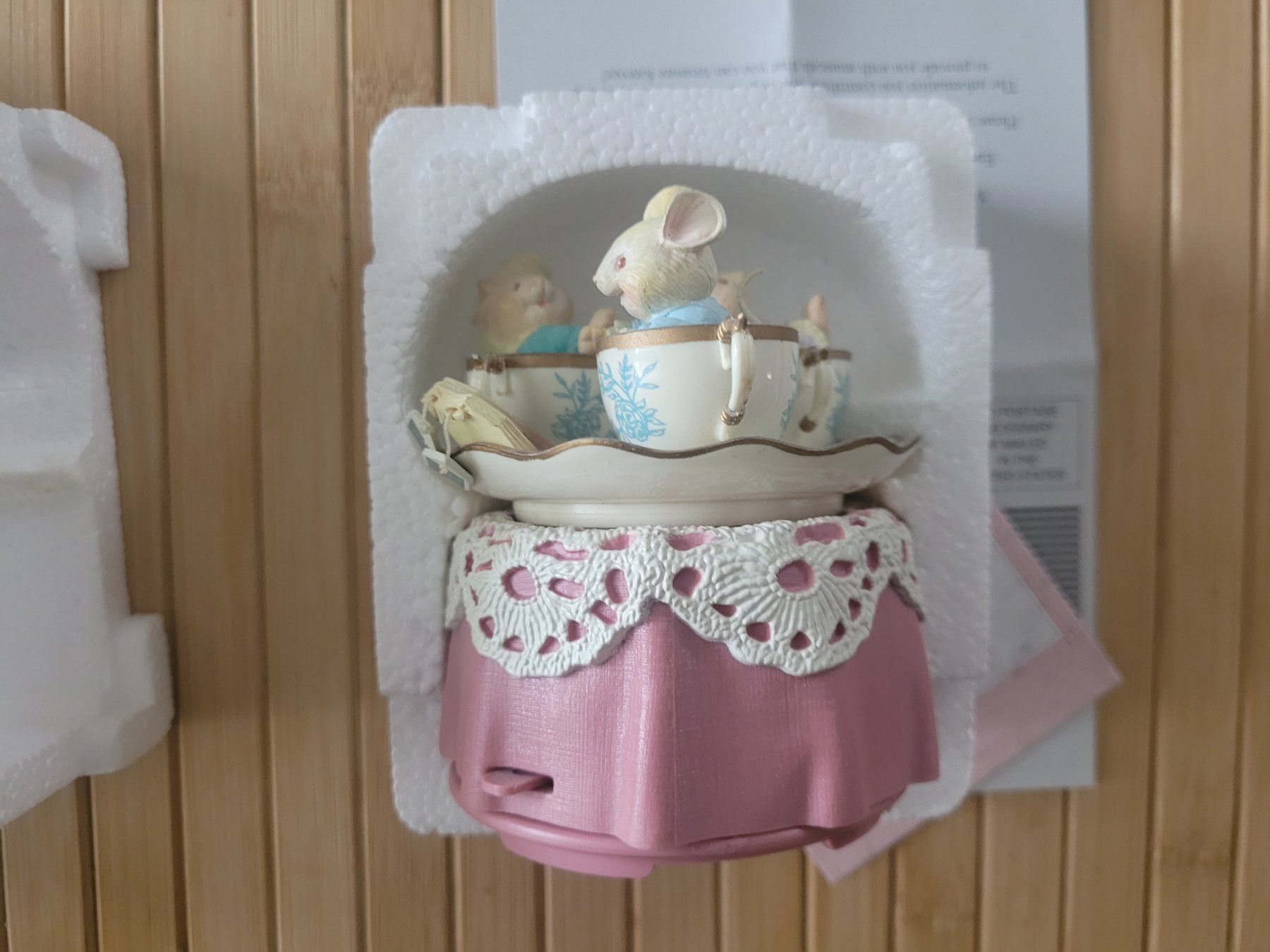 Guinzagli & Collari: Enesco Spieluhr "It's A Par-Tea!" Mini Action Musical – Nuovo (secondo la descrizione) da Nürensdorf venduto da spartacus64 4