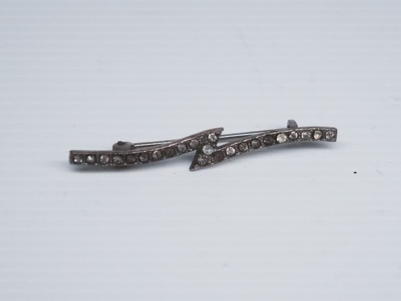 Gablonzer Spille & Fermagli: 9 antike Stabbroschen Strass Perlen Konvolut Brosche ca. 4-5 – Usato da Volketswil venduto da HeredisAntiques 2