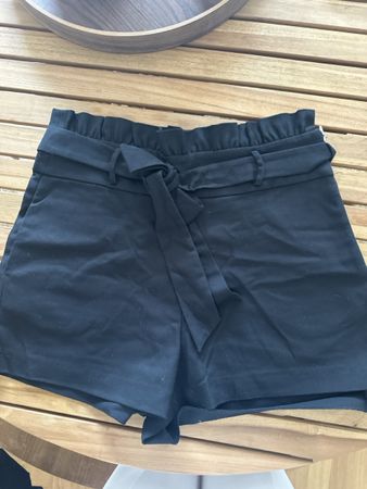 Zara Shorts - schwarzi Stoffshorts mit Gürtel, Gr. M