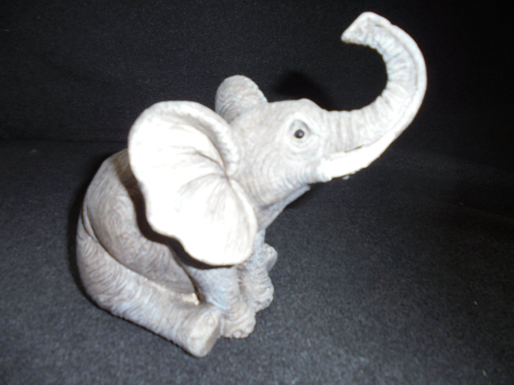 Figuren: 2x Elefant sitzender und stehender – Gebraucht aus Rüschegg-Heubach von Ofen111 3