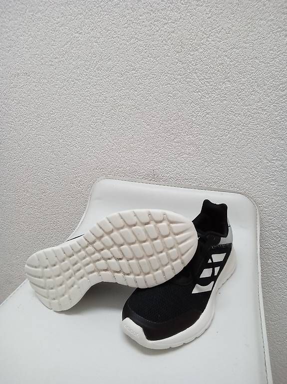 Scarpe da uomo: -50%    Chaussure - Adidas - taille 34 – Usato da St-Sulpice VD venduto da mar_th8v 3