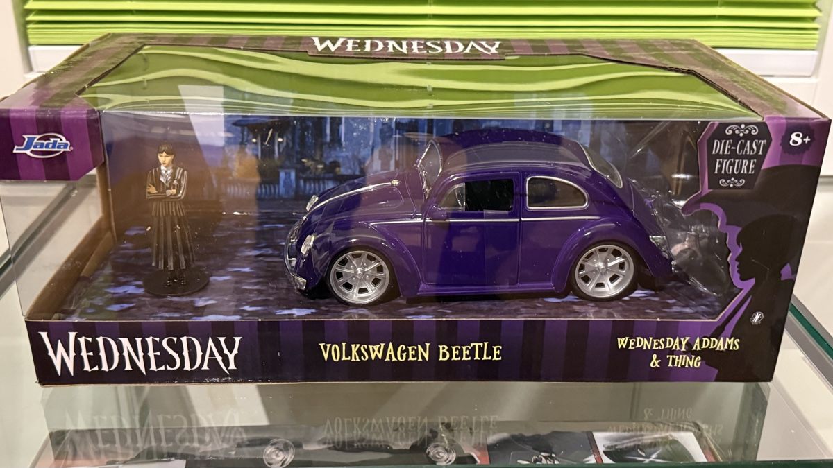 Volkswagen Modellini d'auto: Wednesday Addams VW Käfer , Neu – Nuovo e nell'imballaggio originale da Basel venduto da Zomeg 1