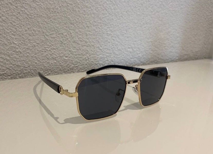 Brillen & Gläser: Elegante Sonnenbrille – Gebraucht aus Sommeri von Gim-
