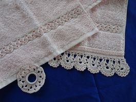 Frottiertuch NEU HELLROSA. Spitzen-Bordüre und Aufhänge-Ring