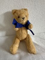 Vintage steife Teddybär mit blauen Schleife