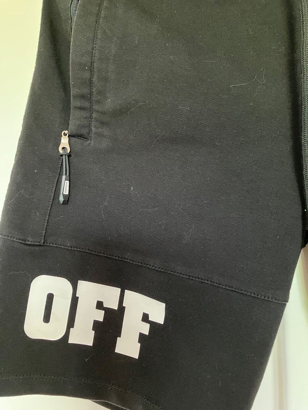 Off-White Pantaloni: Off-white Shorts – Usato da Huttwil venduto da Badi369 1