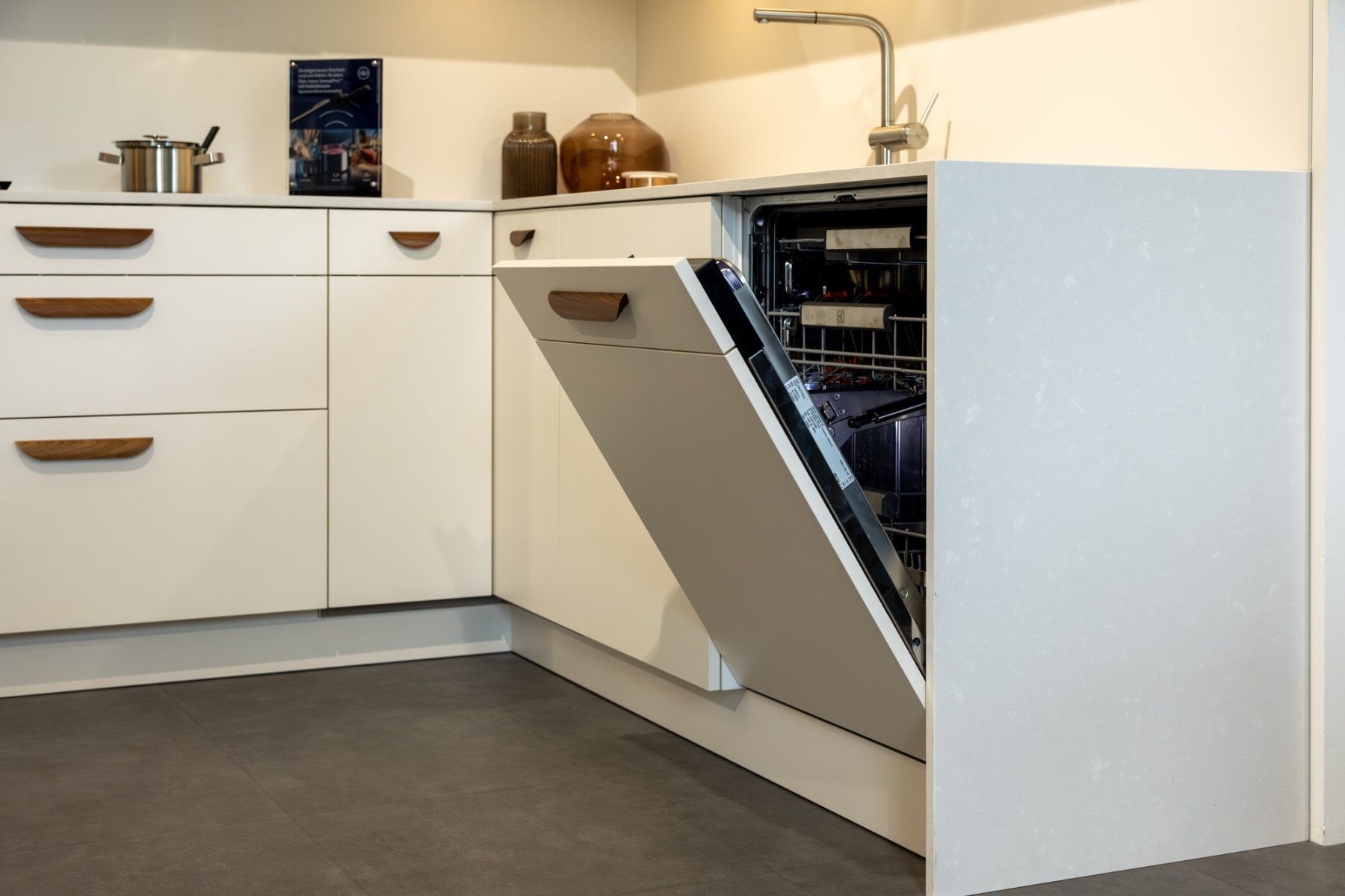 Cucine complete: Ausstellungsküche Veriset – Usato da Pratteln venduto da Veriset_NORD 8