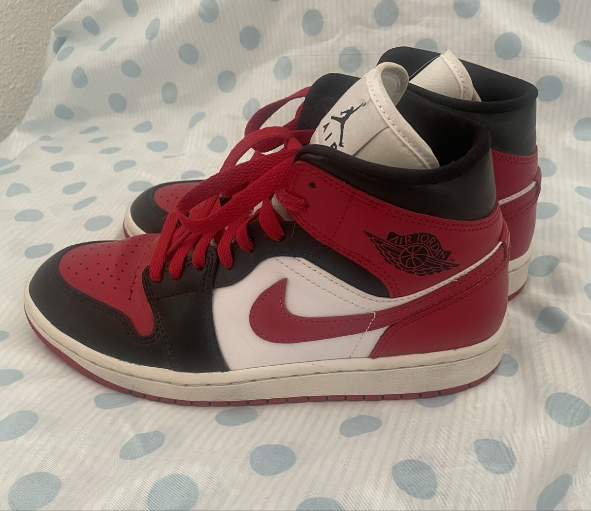 Nike Herrenschuhe: Jordan 1 Mid rot – Gebraucht aus Wohlenschwil von chi_k9ds