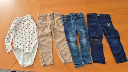 3 pantalons et 1 body m. longue - taille 104 - PN: CHF 49.90