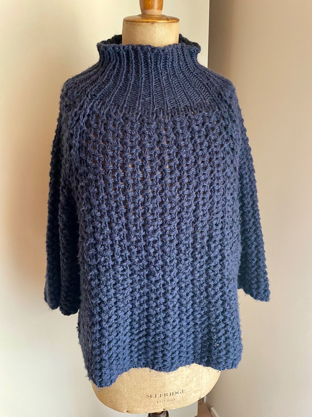 Maglioni & Felpe: Damen Strickpullover Marta dunkelblau One Size – Usato da Oberwil BL venduto da another-day-of-sun