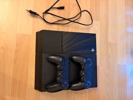 Playstation 4 Konsole und Controllern