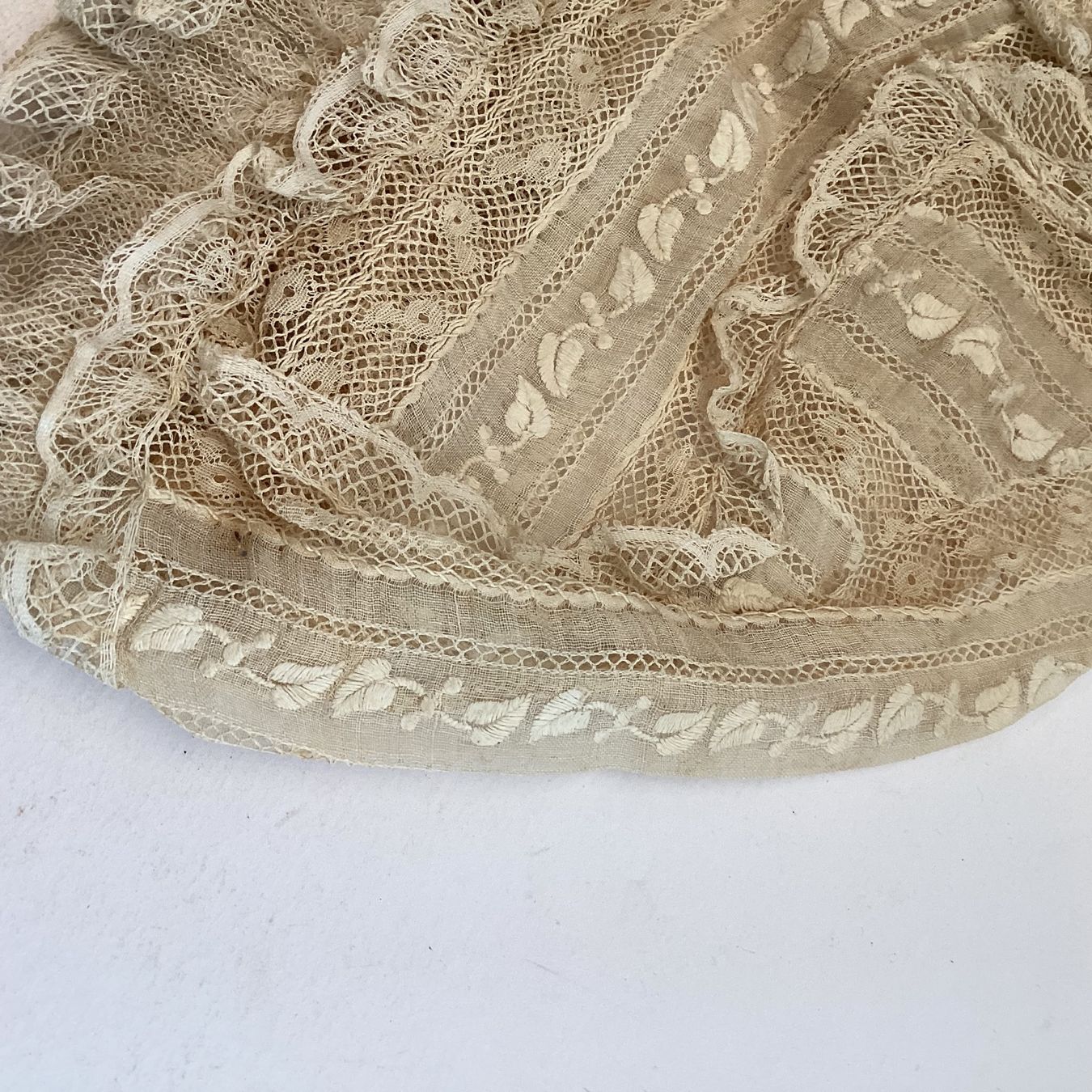 Bambole: Antike bestickte Haube für Babys oder Puppe – Usato da Eglisau venduto da mar_5rn2 7