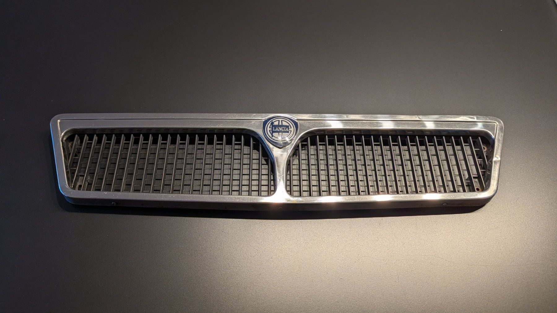 Lancia Tutti pezzi di ricambio auto: Kühlergrill Lancia Beta – Usato da Wuppenau venduto da Signum001