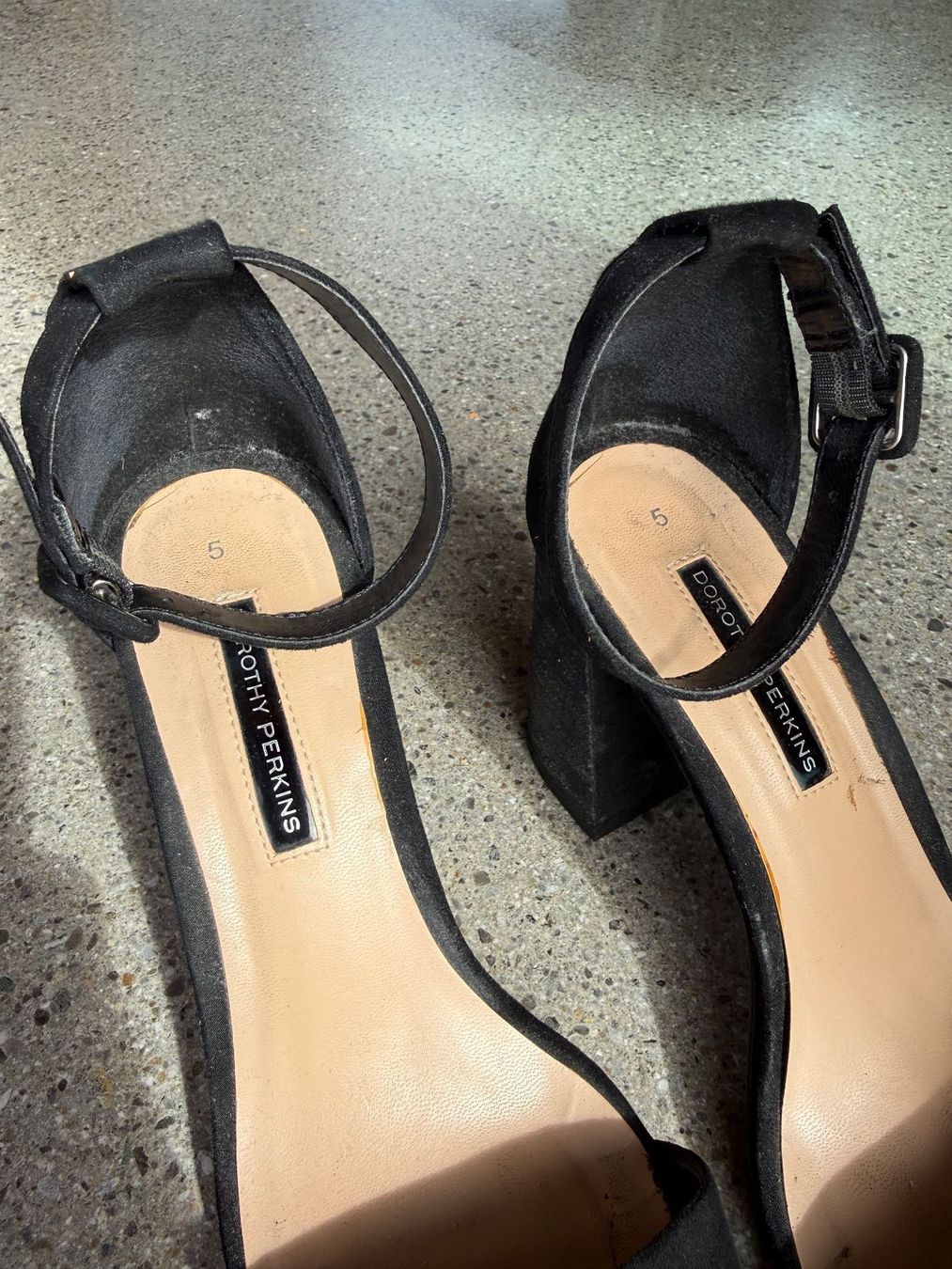 Dorothy Perkins Damenschuhe: Dorothy Perkins schwarze Blockabsatz-Sandalen – Gebraucht aus Brütten von Bettina_07 2