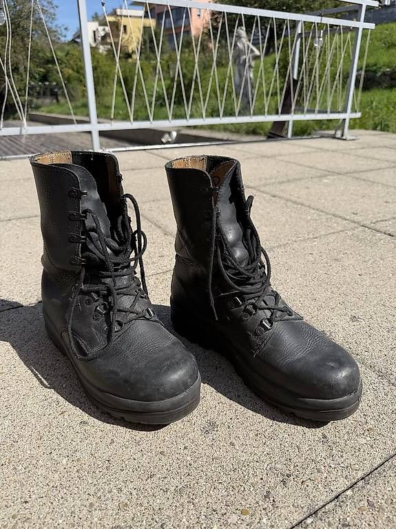 Schweizer Armee Scarpe da uomo: Schweizer Militärstiefel - Leder, Schwarz – Usato da Zug venduto da Marc_Motos 1