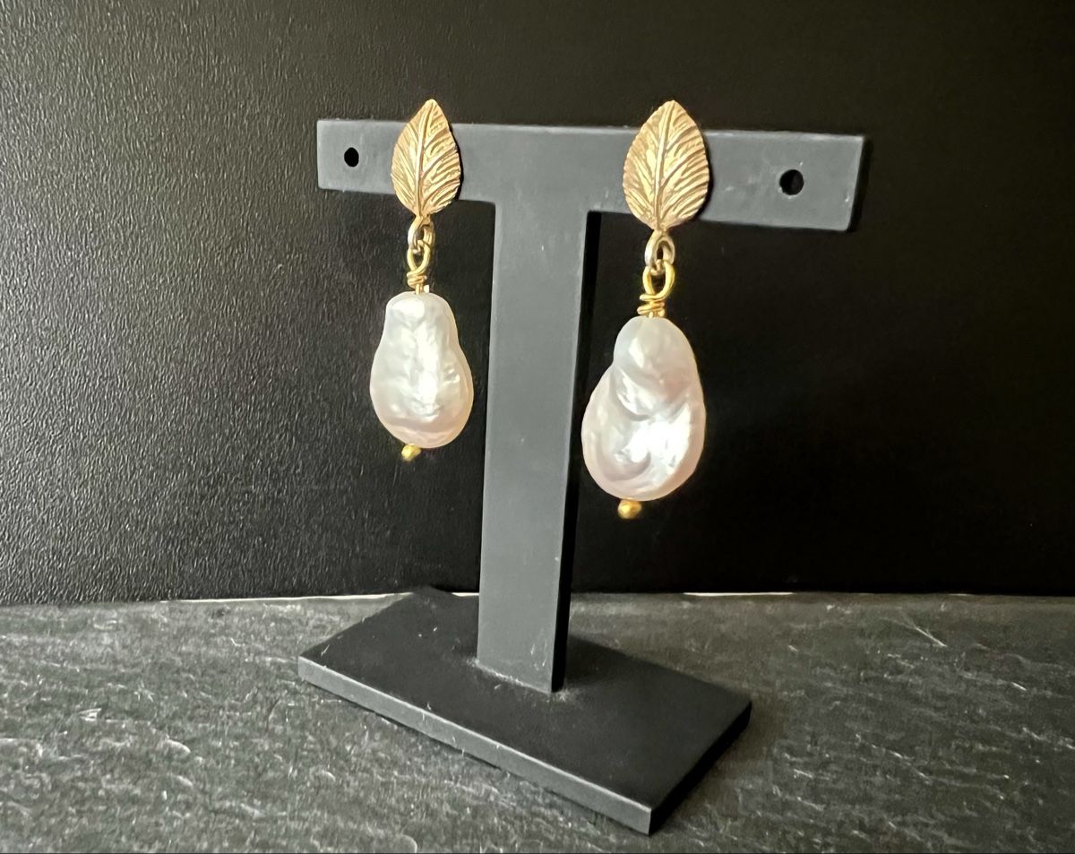 Ohrringe & -stecker: Keshi White Pearl Earrings - Gold Plated – Neu und originalverpackt aus Rüschlikon von ThereseJewelryDesign 2