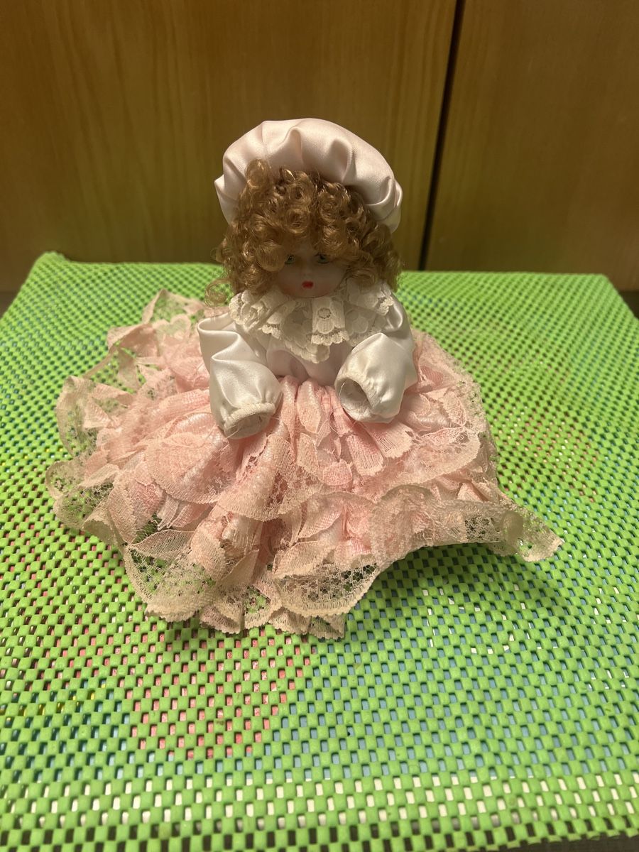 Bambole: Kleine Porzelan Puppe – Usato da S.Bernardino venduto da BarettaA