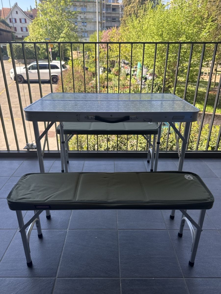 Set de table et chaises: Coleman Table and Bench Set - Folding & Portable!☀️🏕️ – Neuf (Voir description) à Wädenswil par kir_7hdr
