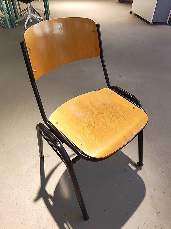 Stühle: Stapelbare Schul-Atelierstühle – Gebraucht aus Lüterswil von inf_n6gx