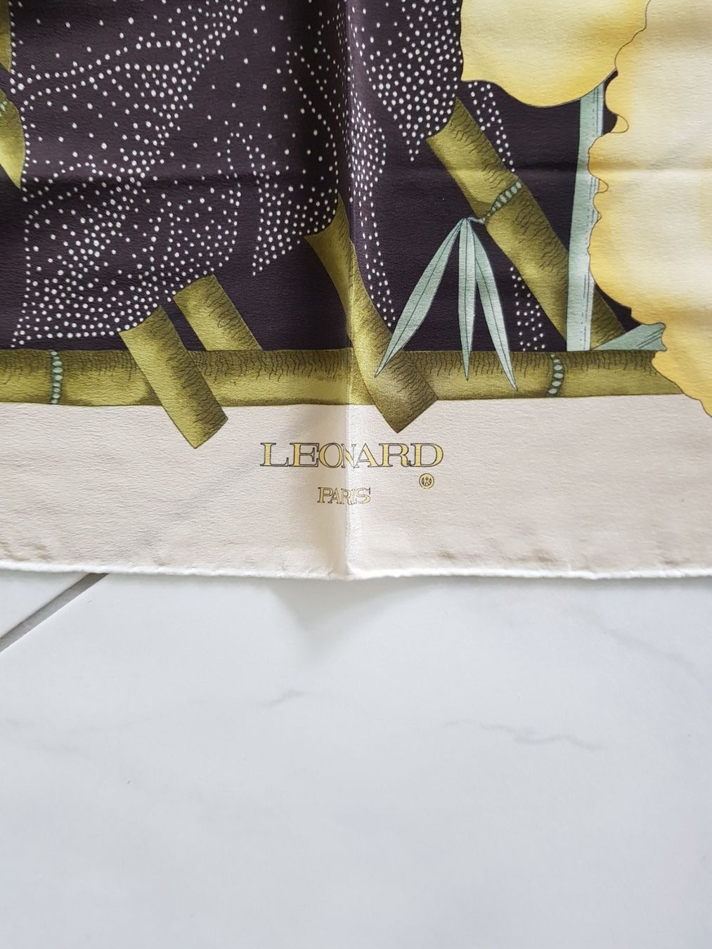 Foulard & Sciarpe: Wunderschönes Seidenfoulard von Leonard Paris – Usato da Stansstad venduto da leoni66 1