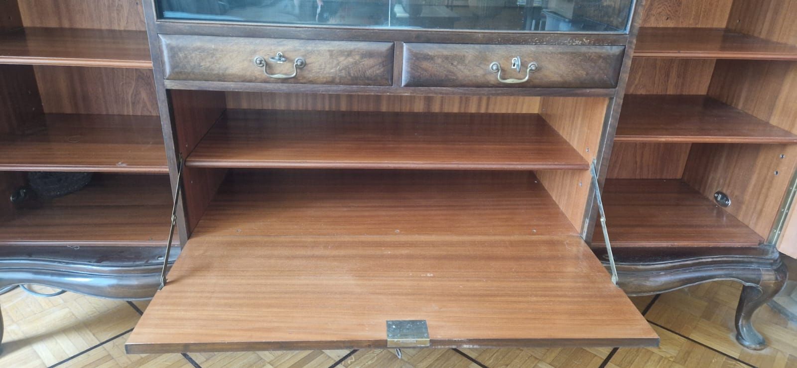 Buffets: Buffet Schrank Nussbaumholz mit Glasfach und Klappe  – D'occasion à Lyss par Cassiopeia8 3