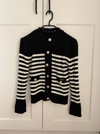 Edle Strickjacke mit Streifen, Schwarz-Weiss, Grösse S