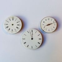 3 antike mechanische Uhrwerke mit Zifferblatt – defekt