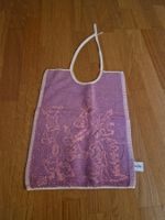 Süsses Frottee-Lätzchen lila mit Waldmotiv
