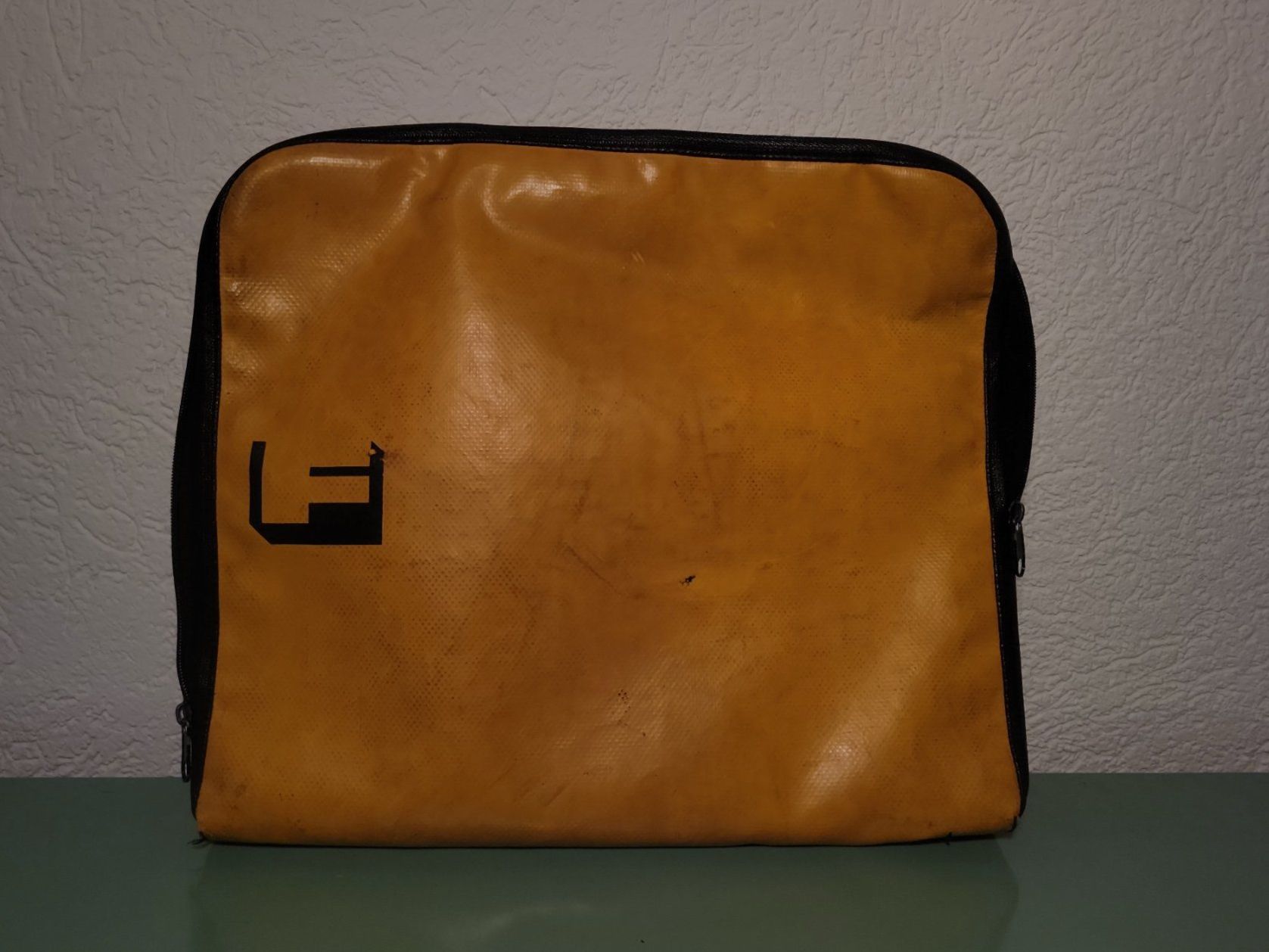 Freitag Covers & Borse: FREITAG Playcrew First Run Laptop-Hülle – Usato da Zürich venduto da RepairandCare