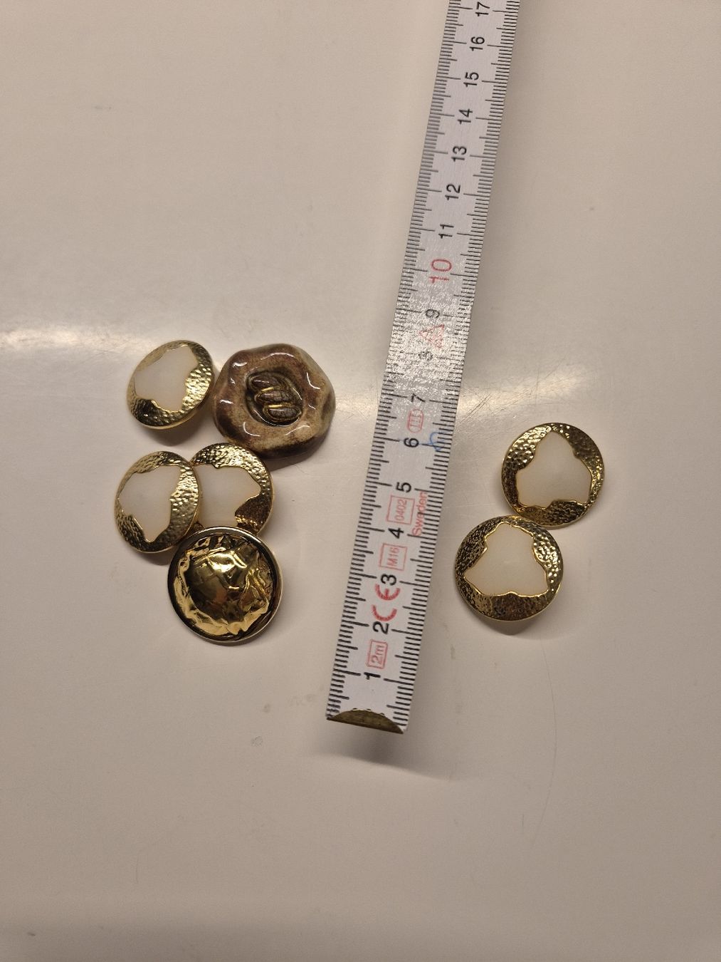 Bottoni: Knöpfe Set Goldfarben 7 Stck 2-3 cm – Usato da Krauchthal venduto da SamsPuce 1