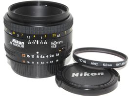 NIKON AF NIKKOR 1.8 / 50 mm + Hoya-Filter + 2 Deckel