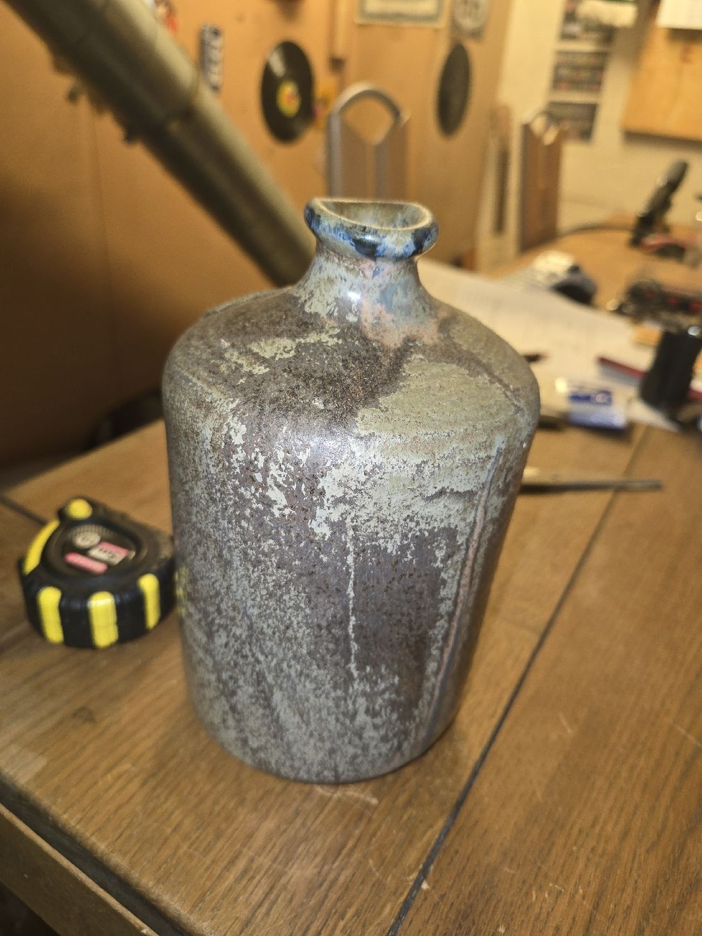 Caraffe: Rustikale Keramik Weinkaraffe mit Traubenmuster (M) – Usato da Rorschach venduto da TimelessTrading 2
