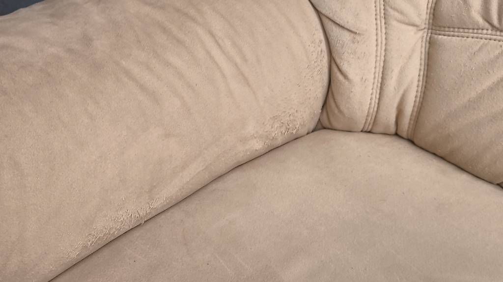 Sofas: Canapé 3 places (2x) + 1 pouf en daim – Gebraucht aus Puidoux von Opela 1