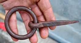 antiker Eisen - Wandhaken mit Ring - handgeschmiedet