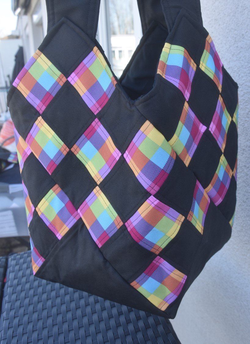 Taschen: Shopper Patchwork Tasche mit Wasserabw. Stoff mit Täschchen – Neu (gemäss Beschreibung) aus St. Gallen von Elmarotto