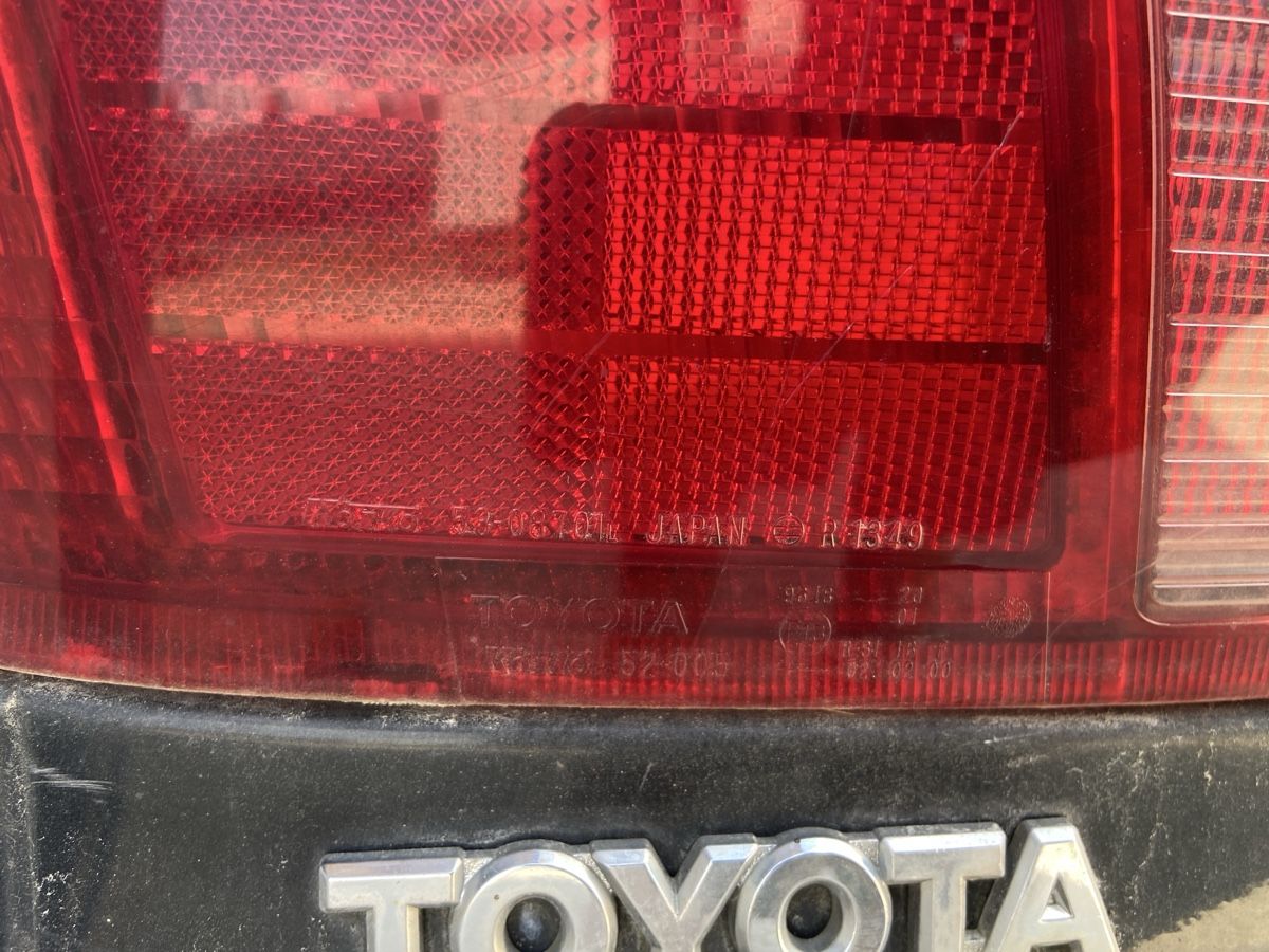 Toyota Tutti pezzi di ricambio auto: Toyota Yaris Rückleuchte – Usato da Hettiswil venduto da Lukezero02 1