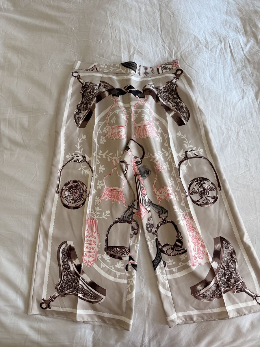 Hermès Hosen: Hermès Silk Pants - Size 40 - Iconic Print – Gebraucht aus Stallikon von RTagel