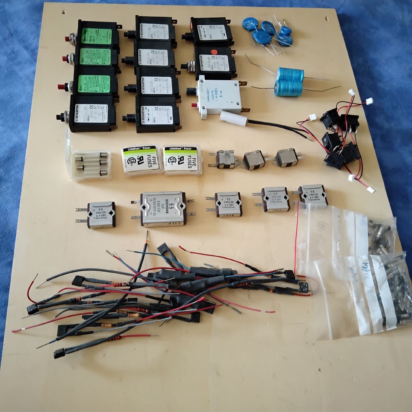 Componenti elettronici: 1Lot Diverses Elektromaterial – Nuovo (secondo la descrizione) da Bad Ragaz venduto da Pizalun