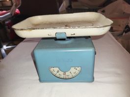 Uralte Haushaltswaage mit Gebrauchsspuren
