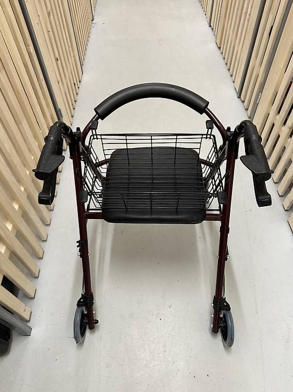 Ausili per la deambulazione: Rollator / déambulateur avec panier  comme neuf – Usato da Les Acacias venduto da max_r6pf 1