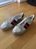 Silver Sneaker mit schwarz und rotem Streifen Grösse 38