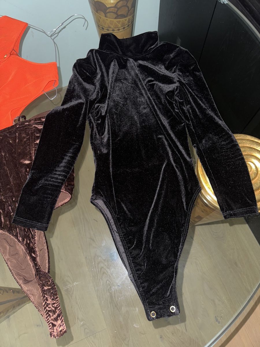 Lotti di vestiti: 2 top set :, Laquan Smith and black veloure long sleeve body – Usato da Genève venduto da val_rp9x 2