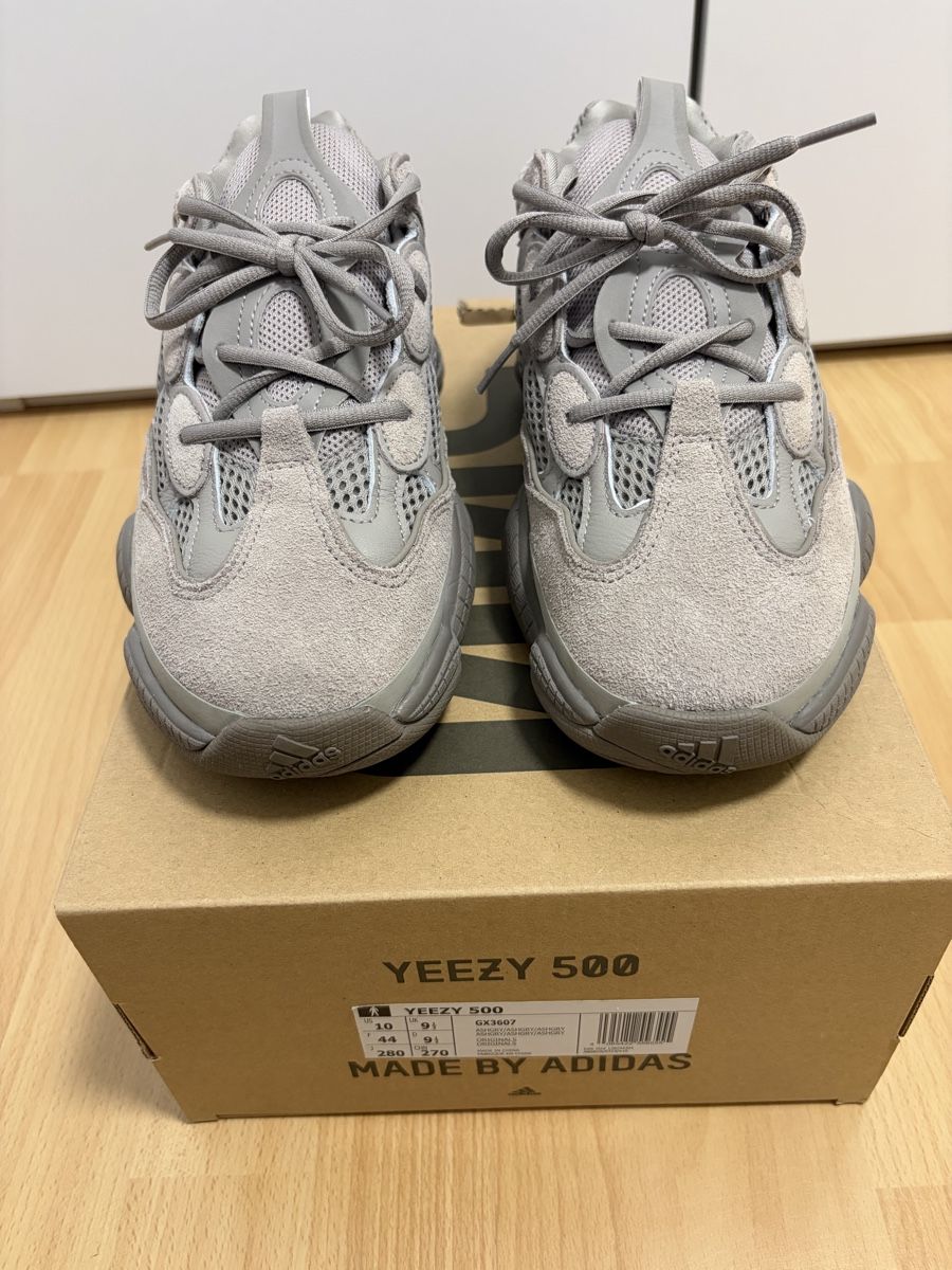 Adidas Scarpe da uomo: Yeezy 500 Ash Grey, NEW, Size 44 – Nuovo (secondo la descrizione) da Weinfelden venduto da DTotheZ