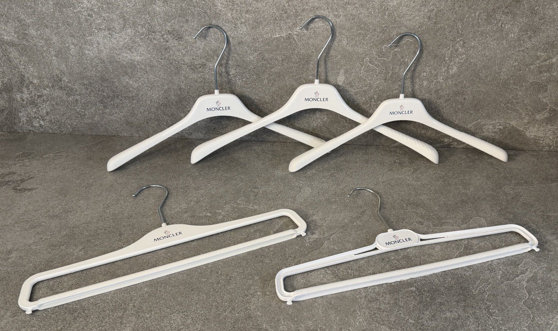 Appendiabiti: MONCLER Kleiderbügel im 5er Set  ... – Nuovo e nell'imballaggio originale da Chur venduto da Papageibarsch77