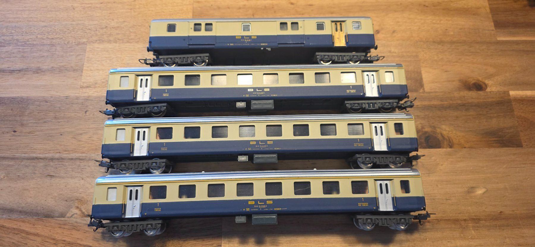 Lima Modellini di ferrovie: 4x Personenwagen lima BLS HO/DC – Usato da Hochfelden venduto da Danizh0